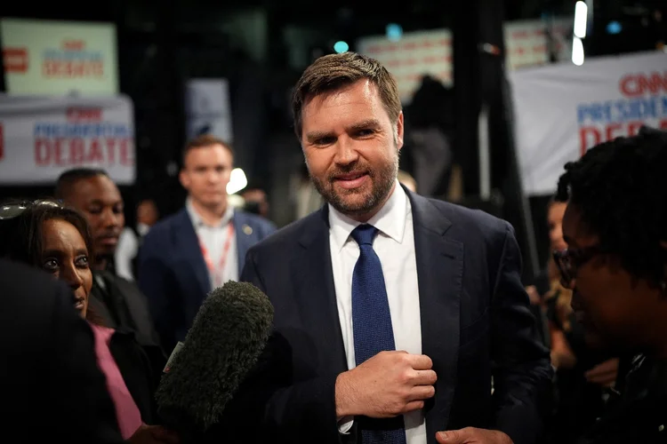 O senador J.D. Vance fala com repórteres no Capitólio em Washington, em 12 de fevereiro de 2024  (Andrew Harnik/Getty Images)