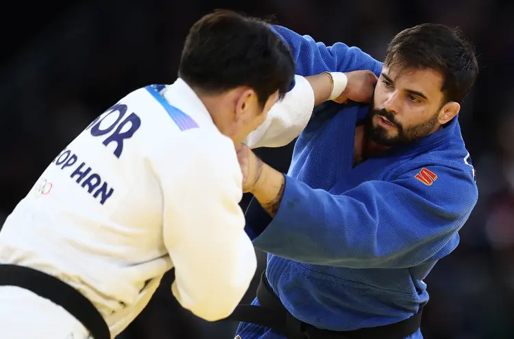 Rafael Macedo (kimono azul) enfrenta Han Ju-Yeop, atleta da Coreia do Sul, na repescagem  (Luiza Moraes/COB/Divulgação)