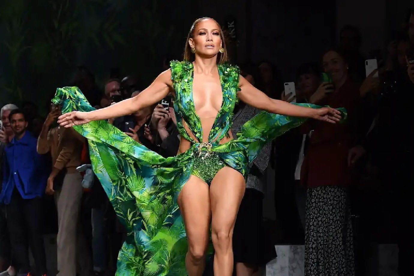 Jennifer Lopez na Semana de Moda de Milão, em setembro de 2019. Ela usou o mesmo vestido da Versace quando esteve no Grammy Awards de 2000