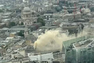 Imagem referente à matéria: Nuvens de fumaça tomam conta de ruas em Londres após incêndio próximo à Catedral de São Paulo