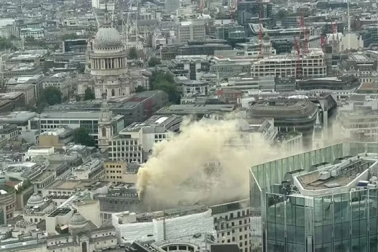 Nuvens de fumaça tomaram conta de ruas nos arredores da Catedral de São Paulo, em Londres (Redes Sociais/Reprodução)