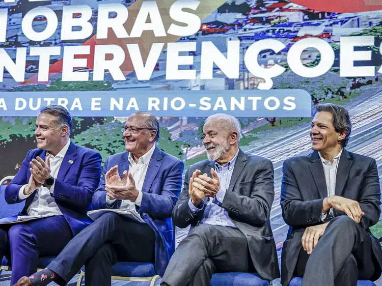 Presidente da República, Luiz Inácio Lula da Silva, durante cerimônia de anúncio de investimentos para execução de obras e intervenções na Via Dutra e Rio-Santos, no Hotel Nacional Inn. Na foto (da esquerda para a direita): Ministro dos Transportes, Renan Filho; Vice-Presidente da República e Ministro do Desenvolvimento, Indústria, Comércio e Serviços, Geraldo Alckmin; Presidente da República, Luiz Inácio Lula da Silva e o ministro da Fazenda Fernando Haddad (Ricardo Stuckert / PR/Agência Brasil)