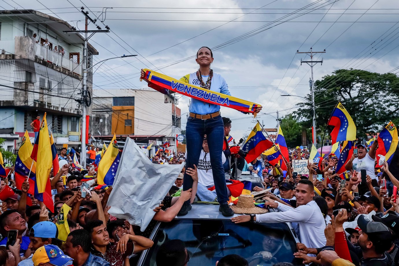 A líder da oposição venezuelana, María Corina Machado (c), participa de passeio político em Guanare, estado de Portuguesa (Venezuela). Venezuela realizará eleições presidenciais em 28 de julho de 2024