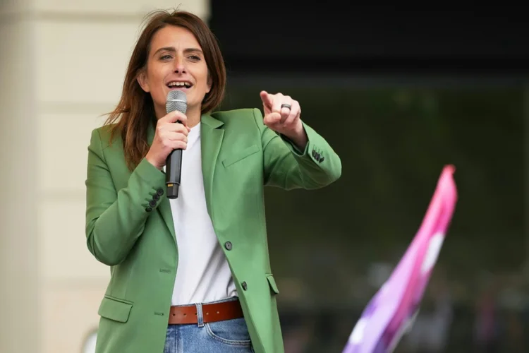 A líder do partido ecologista francês, Marine Tondelier, discursa para seus simpatizantes durante comício em Paris, em 15 de junho de 2024 (AFP/AFP)