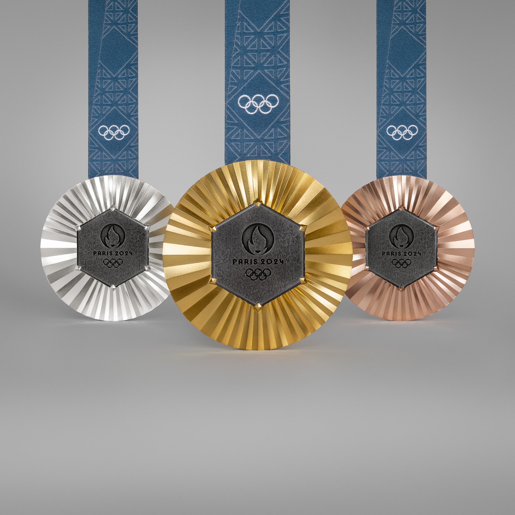 Cada medalha olímpica e paraolímpica é incrustada com um pedaço de ferro original da Torre Eiffel