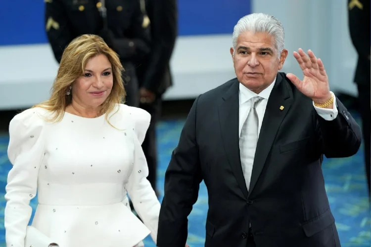 O novo presidente do Panamá, José Raúl Mulino (D), e sua esposa, Maricel Cohen de Mulino, chegam à cerimônia de posse no Centro de Convenções Atlapa, na Cidade do Panamá, em 1º de julho de 2024 (Juan José Rodríguez e María Isabel Sánchez/AFP)