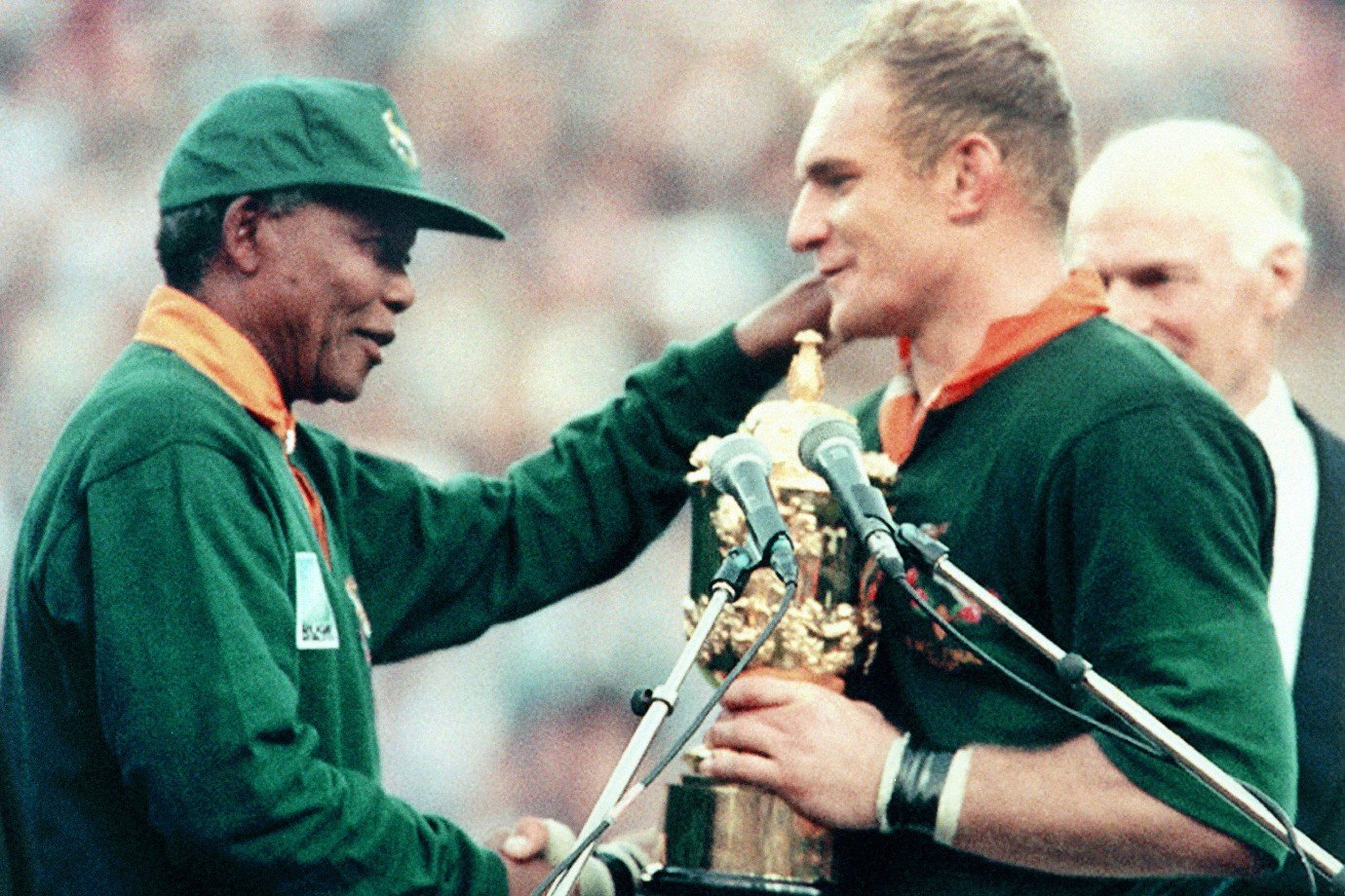 Nelson Mandela parabeniza François Pienaar após a final da Copa Mundial de Rugby Union, em 1995
