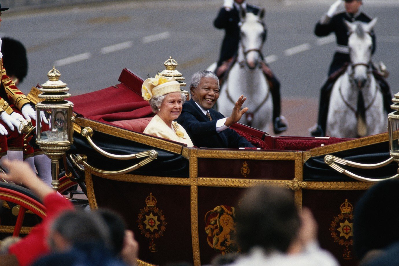 Nelson Mandela desfila ao lado da Rainha Elizabeth II, em Londres, em 1996