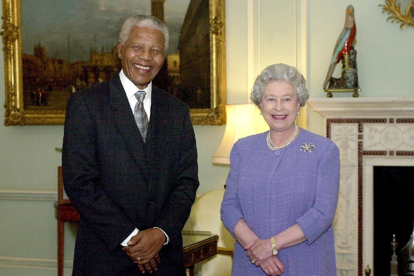 Nelson Mandela em encontro com a rainha Elizabeth II, no Palácio de  Buckingham, em 1995