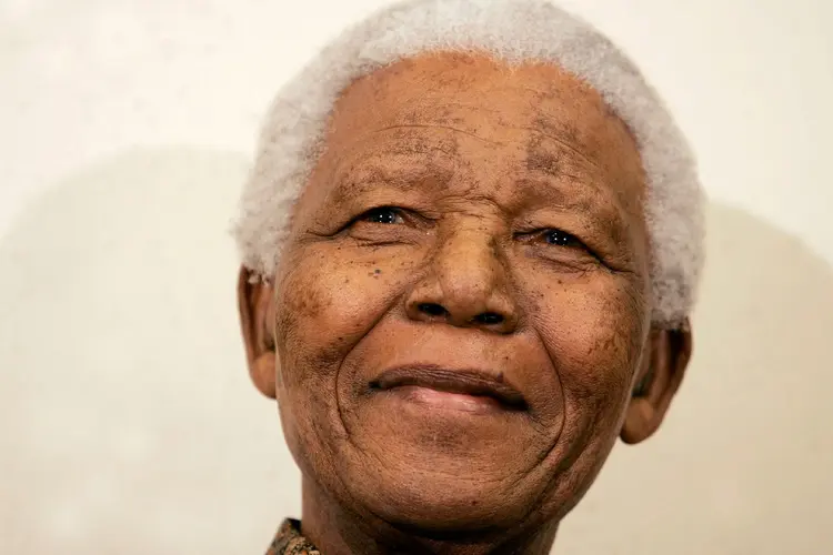 Nelson Mandela, conhecido pelo seu trabalho como ativista e ex-presidente da África do Sul (Mark Wilson/Getty Images)