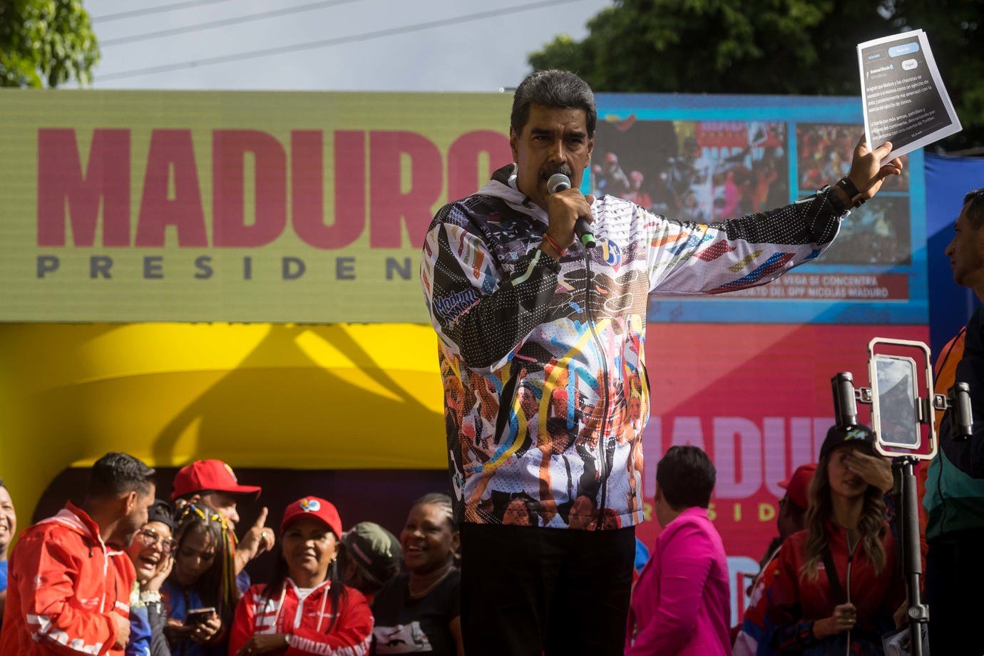 Maduro invita a los chavistas a celebrar en el palacio presidencial su "triunfo" electoral