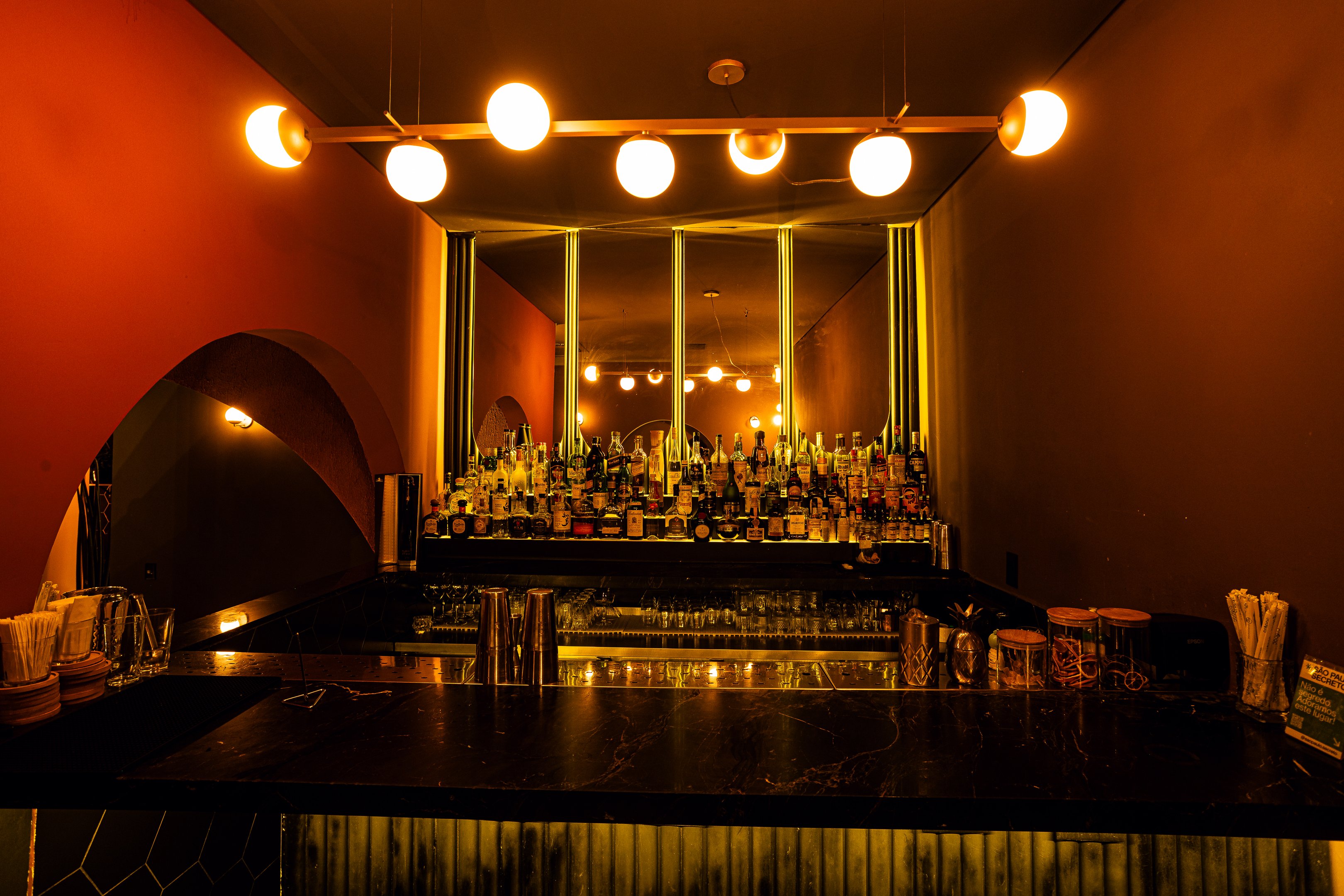 Secretos, mas nem tanto: conheça bons bares estilo speakeasy em São Paulo