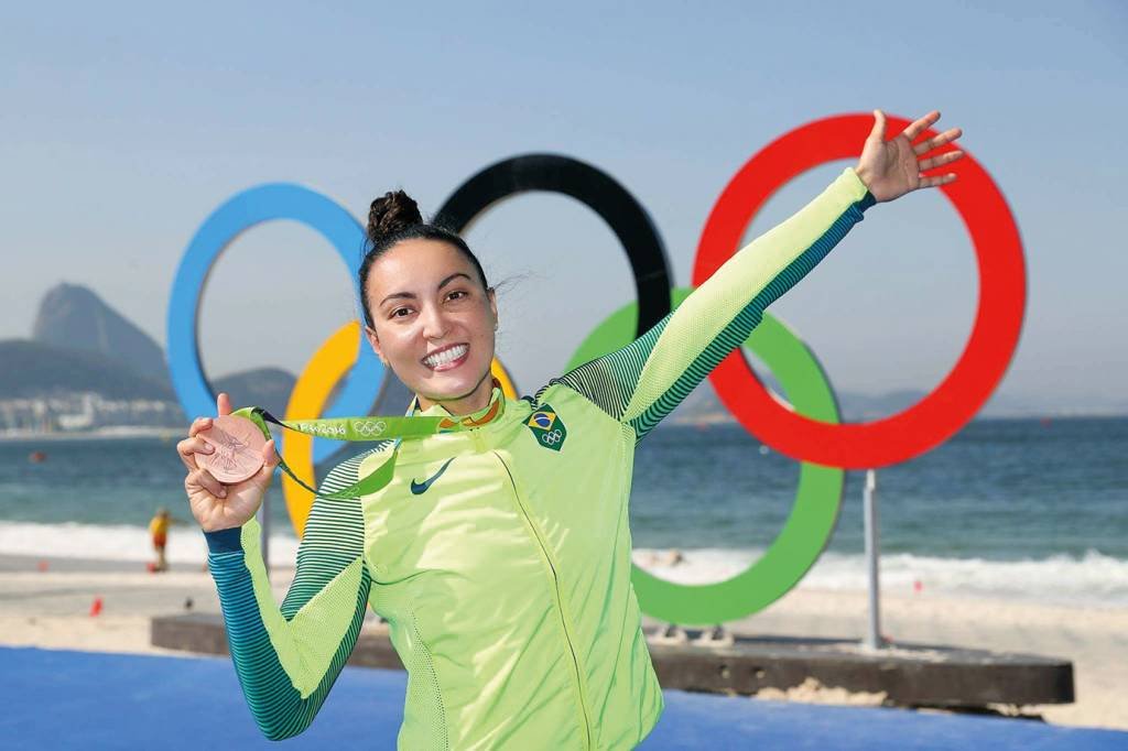 Superações de Poliana Okimoto: sem medo de tubarão, medalhista olímpica fatura milhões com maratonas