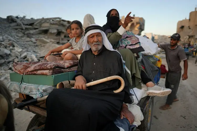 Palestinos deslocados deixam o leste da Khan Yunis, na Faixa de Gaza, após ordem israelense, em 1º de julho de 2024 (AFP/AFP)