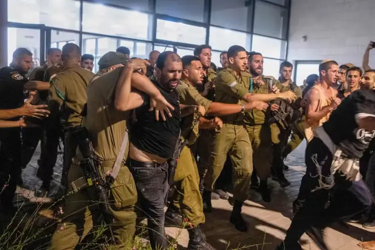 Manifestantes invadem base militar em protesto contra prisão de reservistas acusados de abusarem de prisioneiro palestino  (Oren Ziv/AFP)