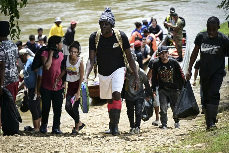 Grupo chega ao centro de recepção de migrantes Lajas Blancas, no Panamá, após cruzarem a inóspita selva do Darién, em 28 de junho de 2024 (AFP Photo)