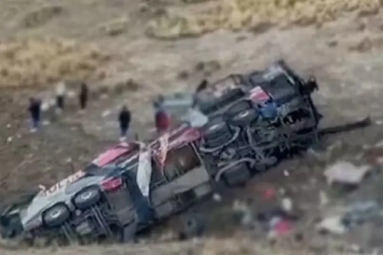 Ônibus cai em penhasco e deixa ao menos 21 mortos no Peru (Reprodução)