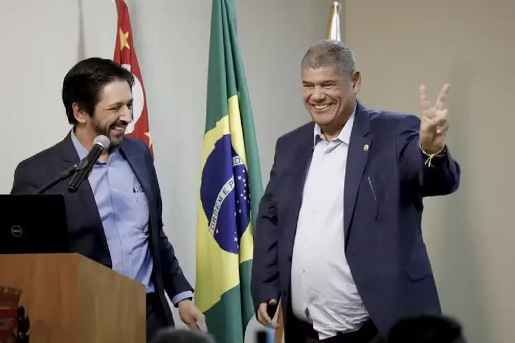 O prefeito Ricardo Nunes (à esquerda), com o presidente da Câmara Municipal, Milton Leite (André Bueno/Rede Câmara/Divulgação)
