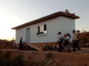 Imagem referente à matéria: Bússola & Cia: casas de plástico são construídas por Airbnb, ONG e Fuplastic