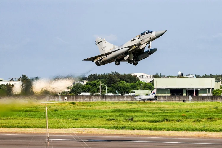 Um Mirage 2000 da Força Aérea taiwanesa decola durante o exercício anual Han Kuang (AFP)