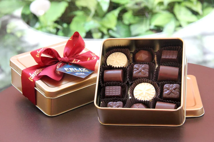 A marca de chocolates artesanais Tchocolat preparou uma série de produtos exclusivos para o Dia dos Pais. Entre as opções para a data estão a Lata Quadrada Bombons Especiais com 12 unidades nos sabores limão siciliano, marzipã com damasco, capim santo, branco e licorzinho de cereja (R$145). (Andrea Bacellar/Divulgação)
