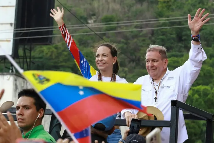 O candidato presidencial venezuelano, Edmundo González Urrutia, com a líder da oposição, María Corina Machado, em um comício em Valencia em 13 de julho (AFP)