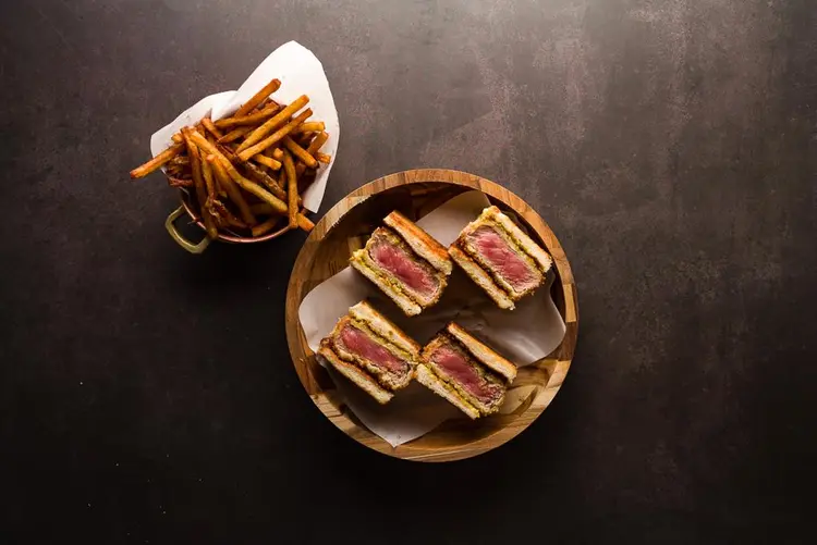 Varanda Dinner: Wagyu Katsu Sando (Henrique Peron/Divulgação)