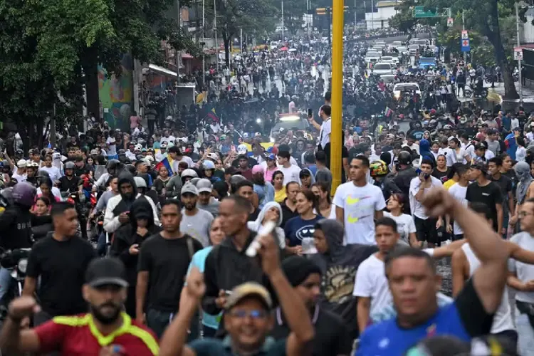 Opositores de Maduro fazem manifestação na Venezuela contra resultados da eleição (RAUL ARBOLEDA/AFP)
