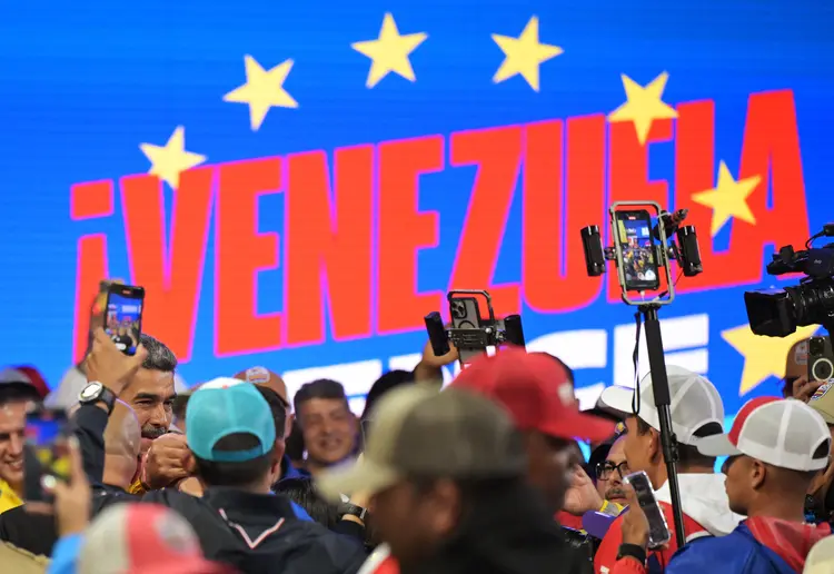 Nicolas Maduro (E) reage entre os apoiadores após os resultados das eleições presidenciais em Caracas em 29 de julho de 2024. Nicolas Maduro foi declarado vencedor das eleições presidenciais da Venezuela no domingo, mas a oposição e os principais vizinhos regionais rejeitaram imediatamente os resultados oficiais  (Yuri Cortez/AFP)