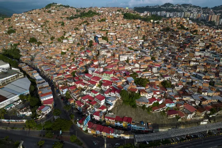 Vista aérea do bairro Petare, em Caracas, no dia 3 de setembro de 2023 (BARBARA AGELVIS/AFP)