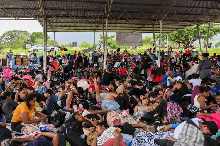 Migrantes latinos descansam a caminho dos EUA nos arredores de Huixtla, México (Isaac Guzman /AFP)