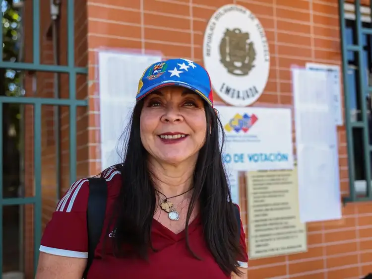 Sônia Mejía na entrada da embaixada da Venezuela durante votação para presidente (Valter Campanato/AFP)