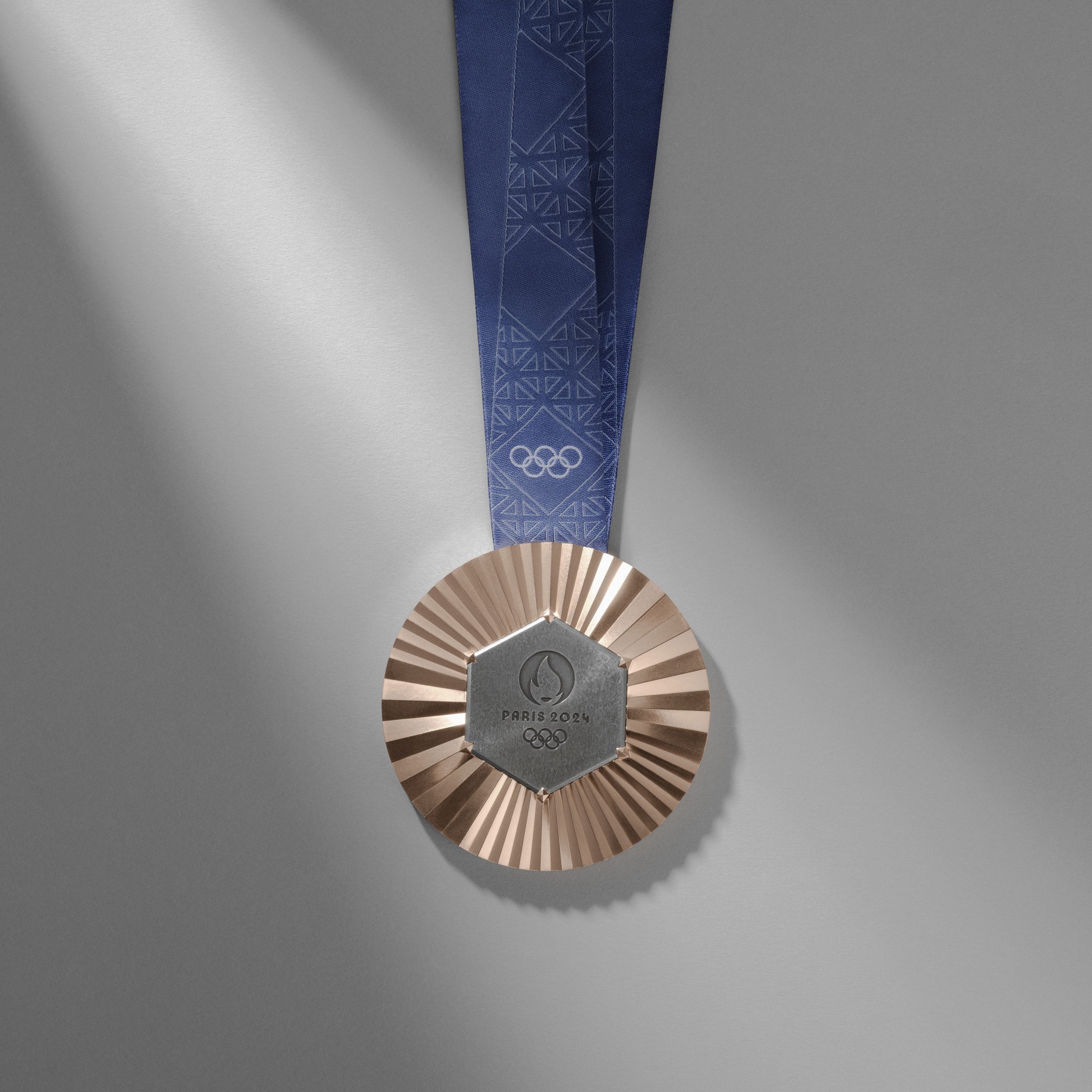 A joalheria LVMH Chaumet desenhou as medalhas dos Jogos de Paris 2024, transformando-as em verdadeiras joias
