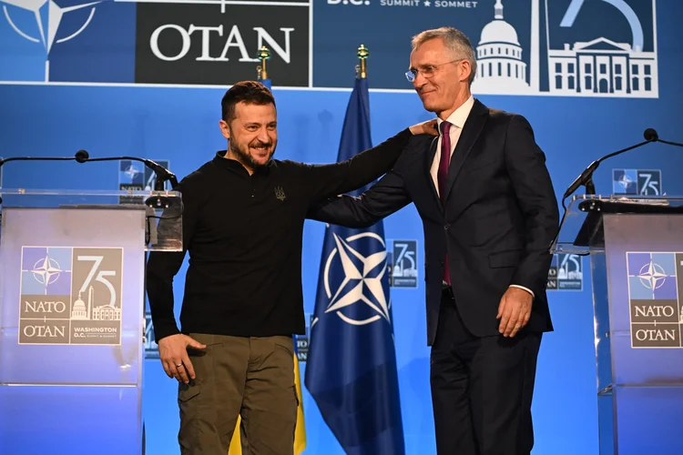 Volodymyr Zelensky (esquerda) e Jens Stoltenberg (direita) durante entrevista coletiva de 11 de julho de 2024
 (ROBERTO SCHMIDT/AFP)