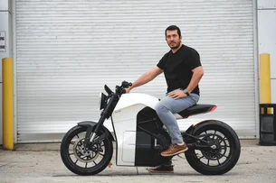 Engenheiro brasileiro cria moto elétrica projetada para o Brasil e custando R$ 24.990