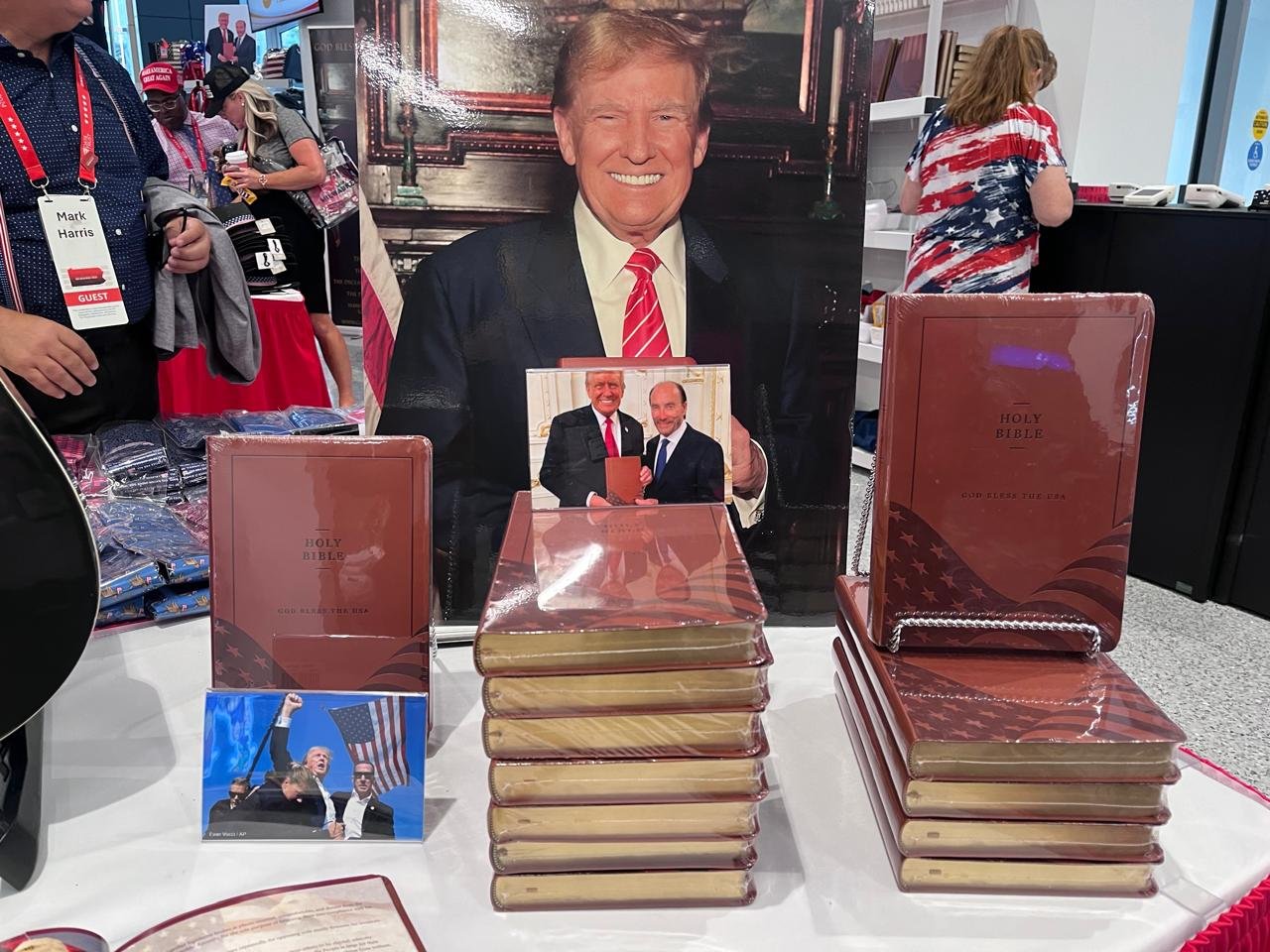 Fotos de ataque a Trump são usadas para vender bíblias e camisetas na Convenção Republicana