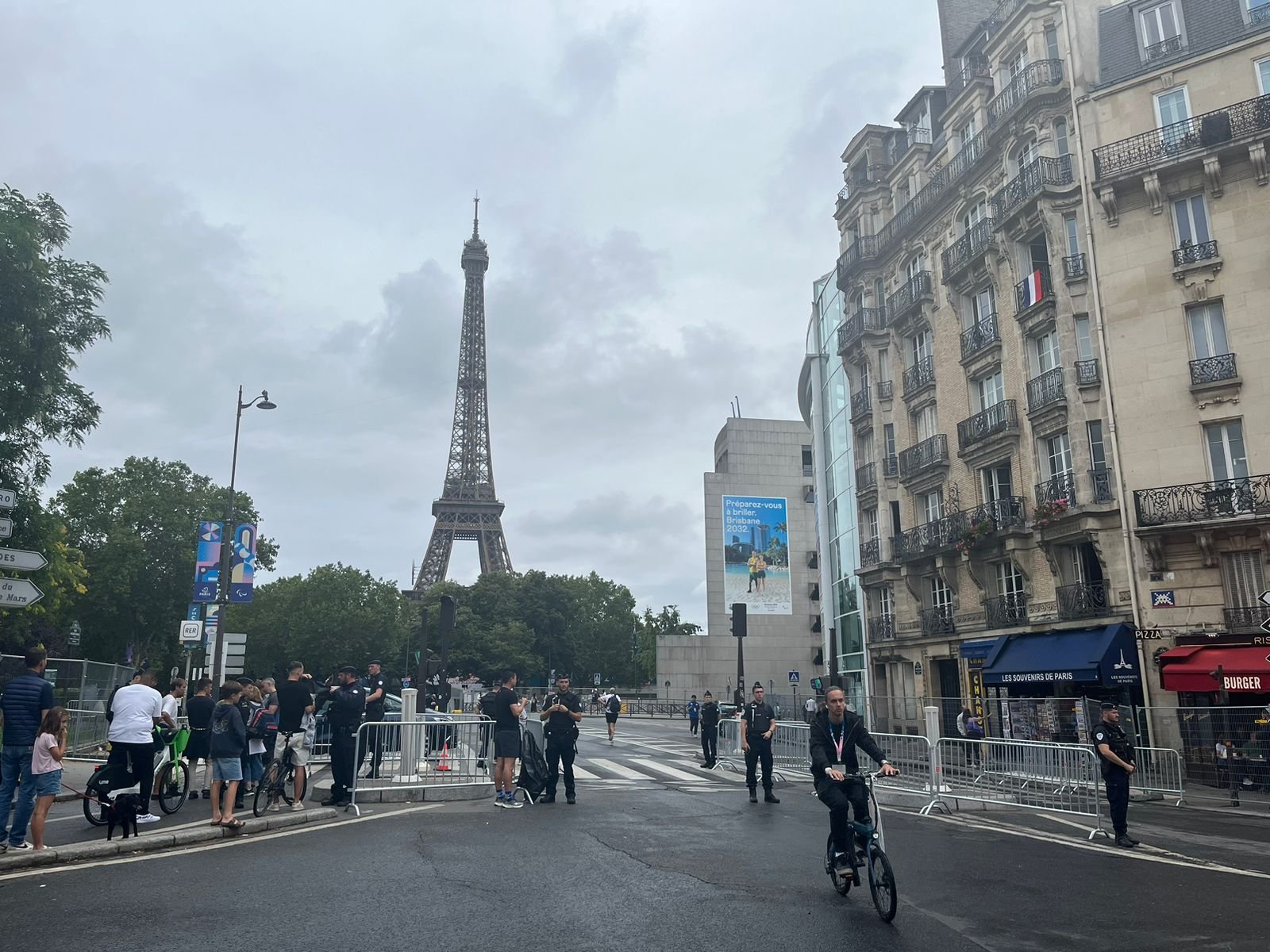 Em Paris, dia da abertura tem ataques, metrô fechado e chuva fina