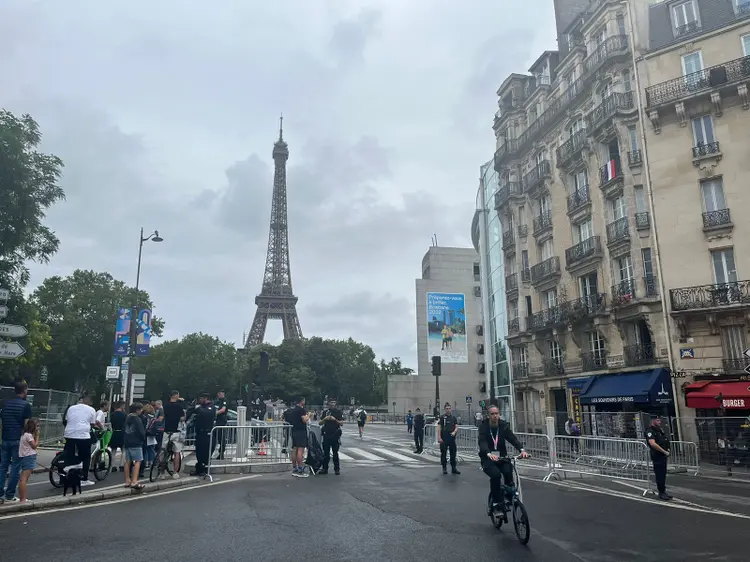 Paris nesta sexta-feira: policiamento intenso e muitas ruas fechadas na região que receberá a cerimônia de abertura (Lucas Amorim/Exame)