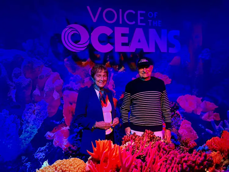 O casal Heloisa e Vilfredo Schurmann na exposição Voz dos Oceanos, no shopping JK Iguatemi, em São Paulo (Voz dos Oceanos/Divulgação)