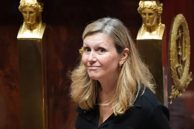 Yael Braun-Pivet, presidente da Assembleia Nacional francesa, durante votação (Bertrand GUAY/AFP)