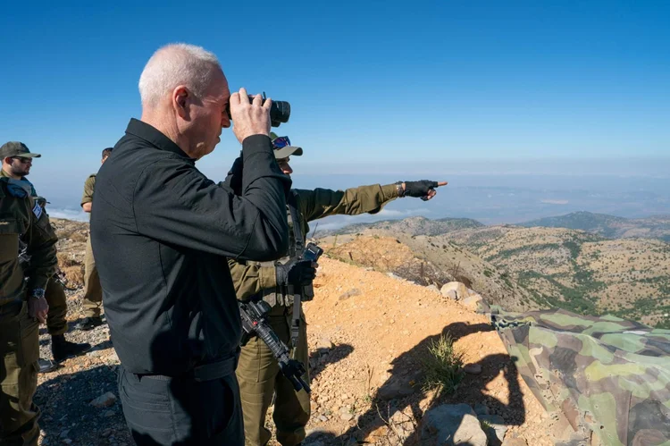 O ministro da Defesa israelita, Yoav Gallant (foto), disse este domingo, durante uma visita à base militar do Monte Hermon (Israel), que um acordo de cessar-fogo com o Hamas em Gaza não significará uma cessação das trocas comerciais com a milícia xiita Hezbollah sobre o território. fronteira com o Líbano (Ministério da Defesa de Israel/EFE)