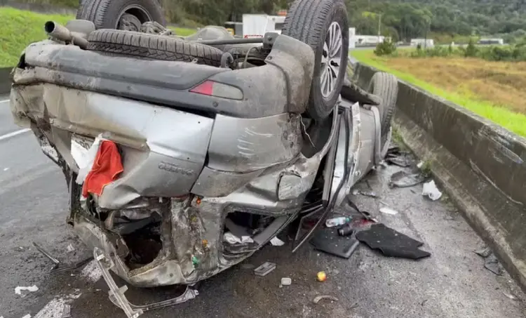 Acidente: Dunga e sua esposa capotam carro em rodovia de Curitiba (PR) (PRF Paraná/Reprodução)
