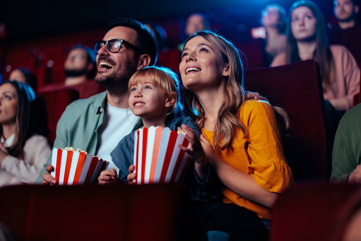 Família em sala de cinema