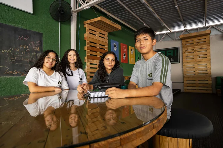 Melissa Rodas Gonzales, Suzana Felisdoro da Silva Santos, Larissa Romano Da Silva e Dilan Dagoberto Choque Villca ganharam bolsa de estudo no Colégio Internacional Torricelli por meio do Instituto Somos  (Instituto Somos/Divulgação)