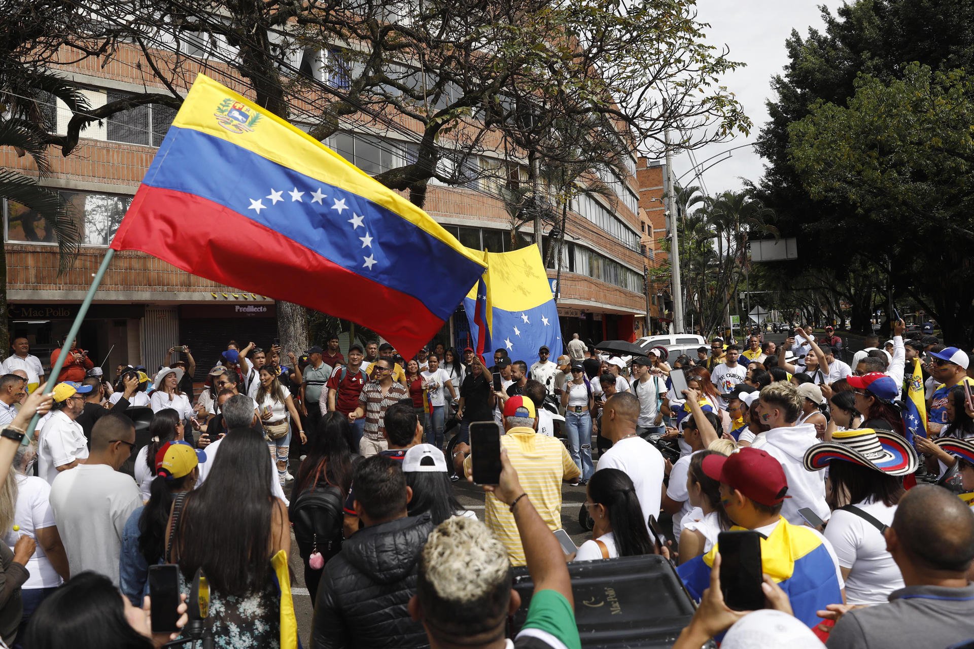 Cidadãos se reúnem perto do consulado venezuelano em Medellín, Colômbia