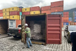 Polícia acha meia tonelada de cocaína em contêiner de açúcar no litoral de SP
