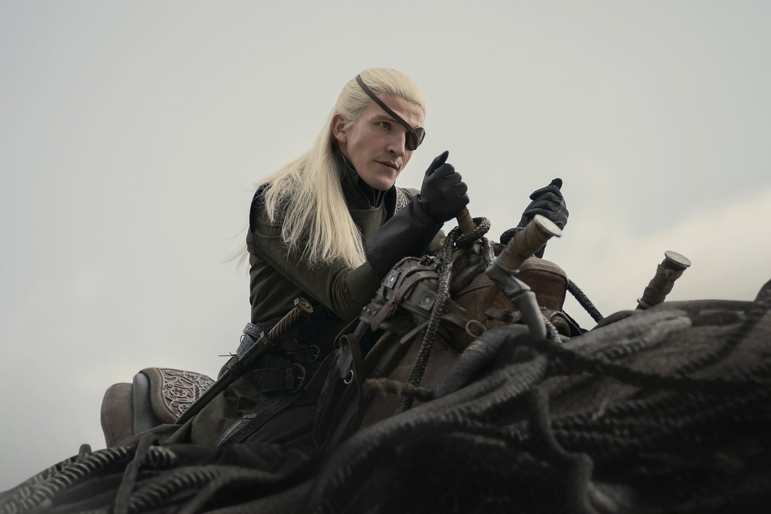 Ewan Mitchell como Aemond Targaryen