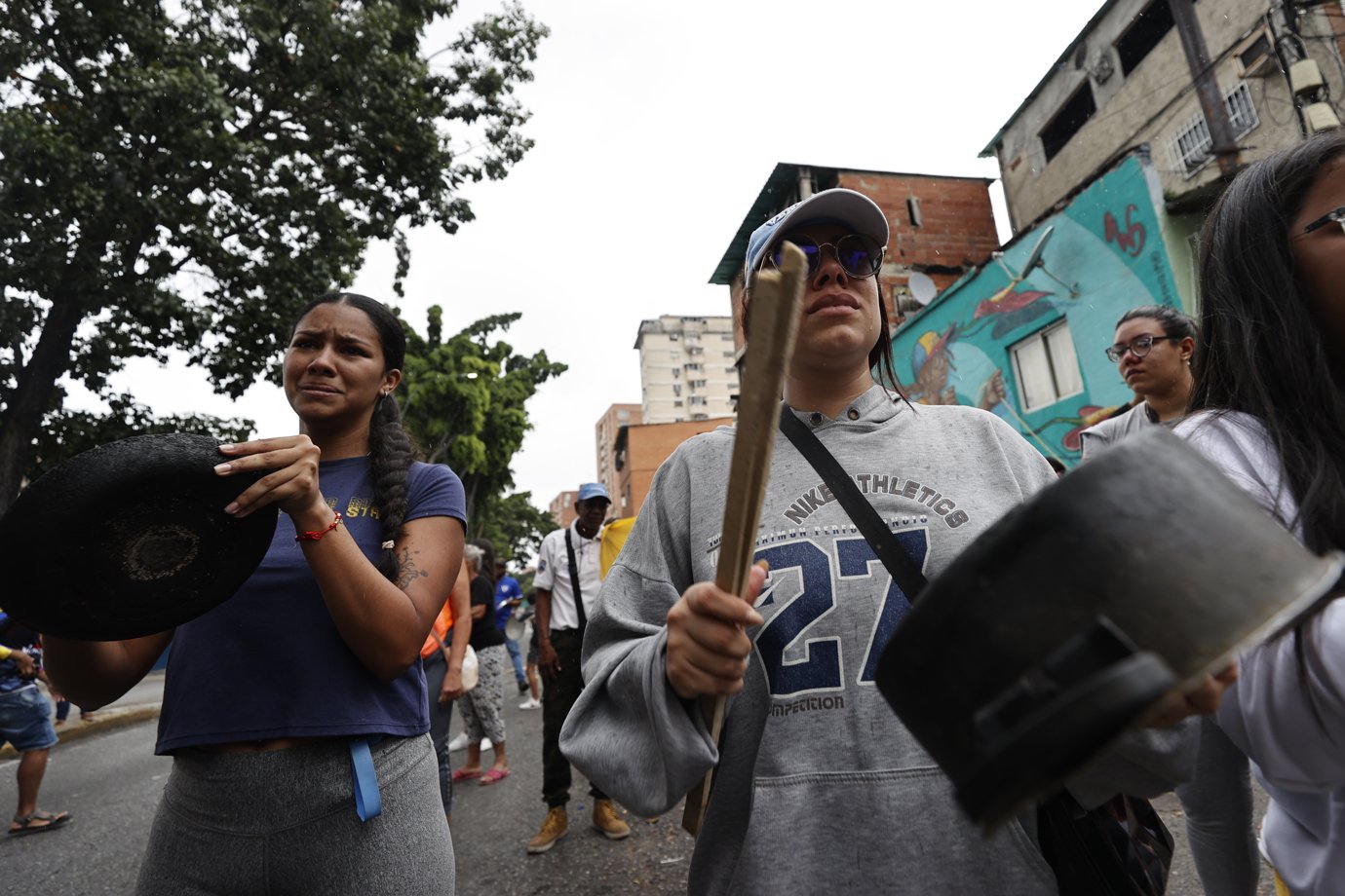 Pessoas batem em panelas em manifestação após a eleição de Maduro, em Caracas, na segunda-feira