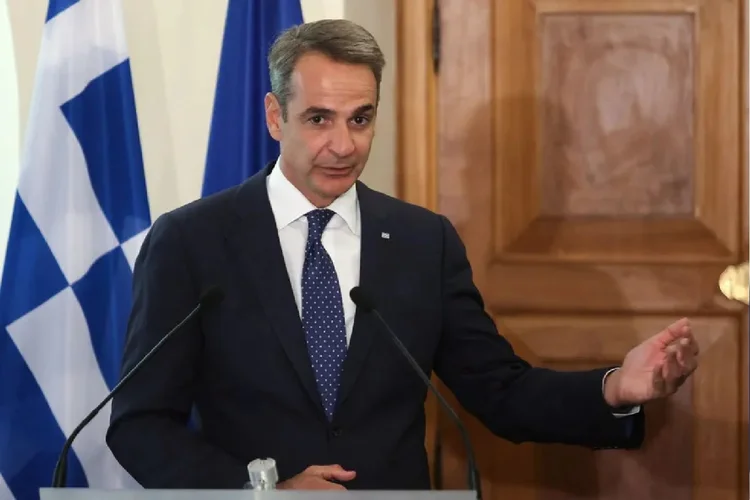 Primeiro-ministro grego, Kyriakos Mitsotakis, defende aumento da jornada de trabalho para seis dias (Yiannis Kourtoglou/AFP)