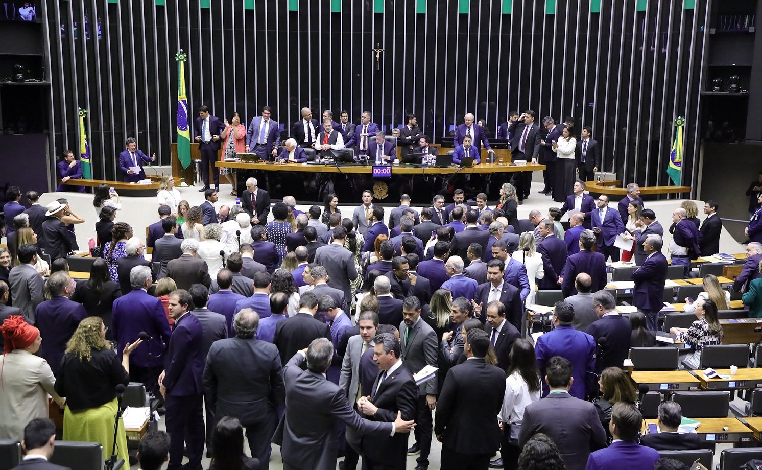 Deputados federais renunciam aos mandatos para assumir prefeituras